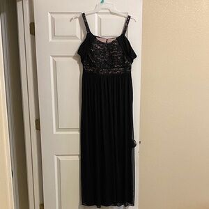 Elegant Black Lace Evening Dress